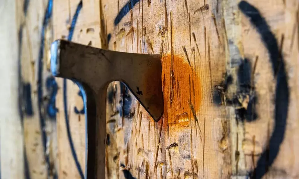 Treffe ins Schwarze: Axtwerfen auf eigener Bahn