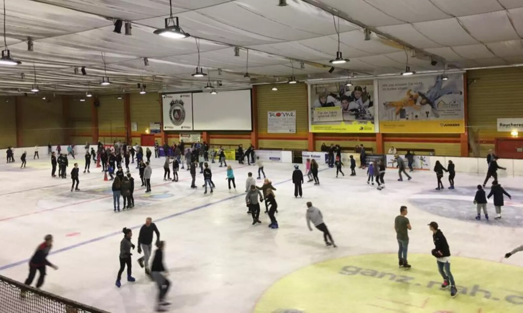 Auf 1800 m² Profi-Eisfläche Schlittschuhlaufen mit einem Eintritt in den ICEDOME Troisdorf (bis zu 35% sparen) - Primary Image