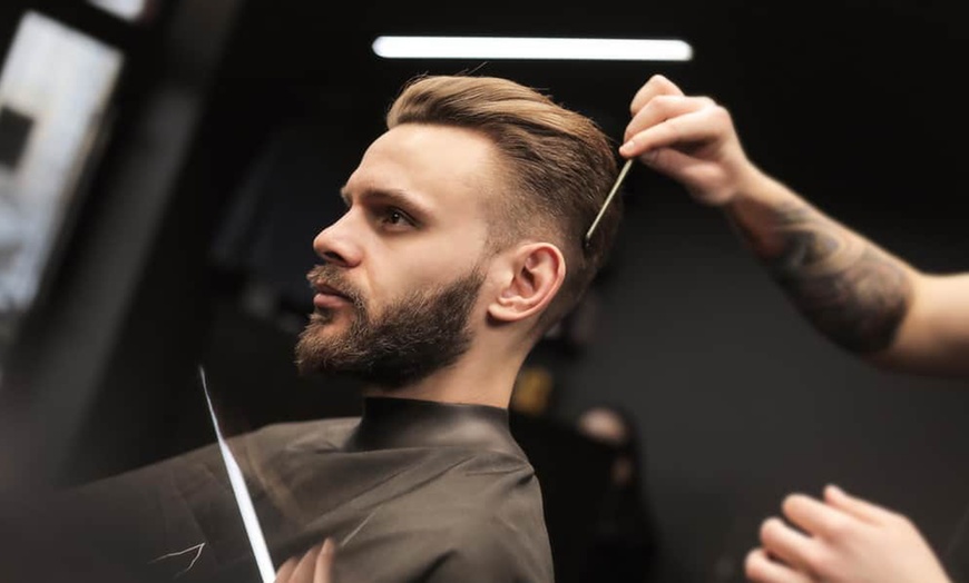 Image 1: Sesión de peluquería para caballeros con masaje y diseño de barba