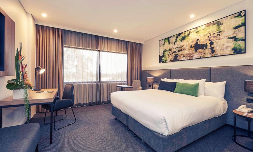 Image 2: Penrith: Standard or Superior or Deluxe Room with LCO and Wine