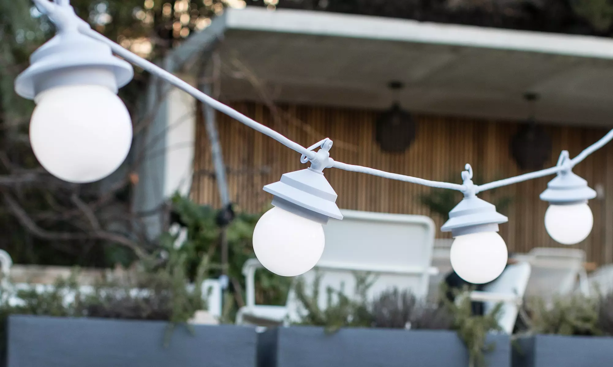 Guirlande lumineuse de jardin blanche avec 4 ou 10 boules à LED de la marque Lumisky - Second Medium