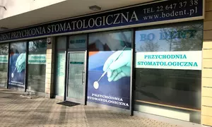 Aparat ortodontyczny metalowy lub porcelanowy dla pięknego uśmiechu