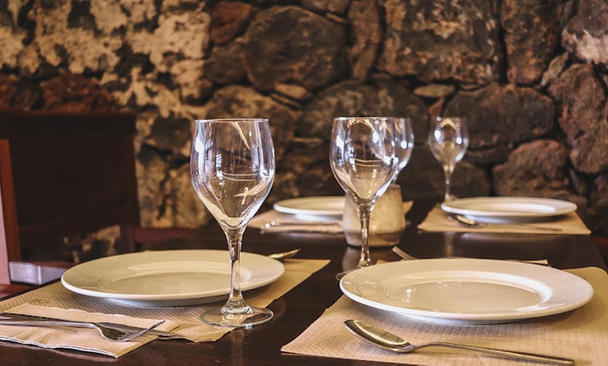 Image 11: Menú comida con visita a bodega con paseo por la finca y cata de vino