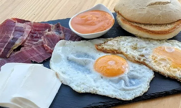 Brunch variado para 2 o 4 con bebidas frías y calientes incluidas