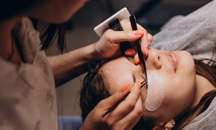 Image 1: Tratamiento de cejas y pestañas en Estetica Daza