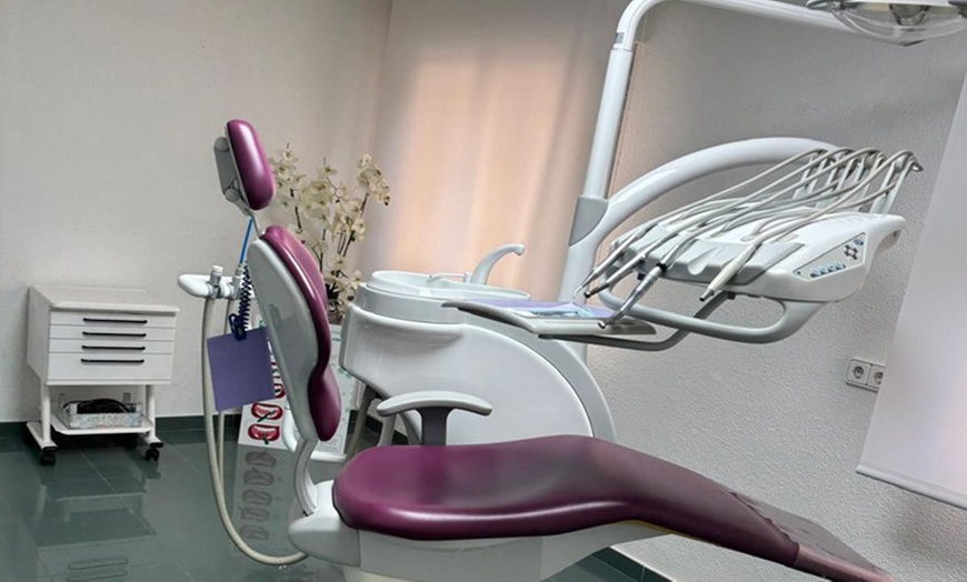 Image 3: Limpieza bucal profesional con opción a blanqueamiento dental led 