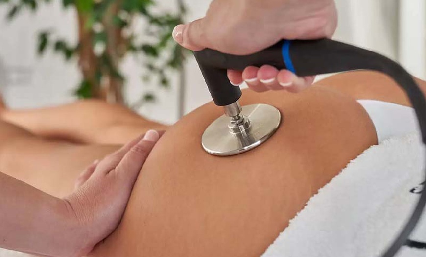 Image 12: Radiofrecuencia facial, cuello y escote con serum y masaje Kobido