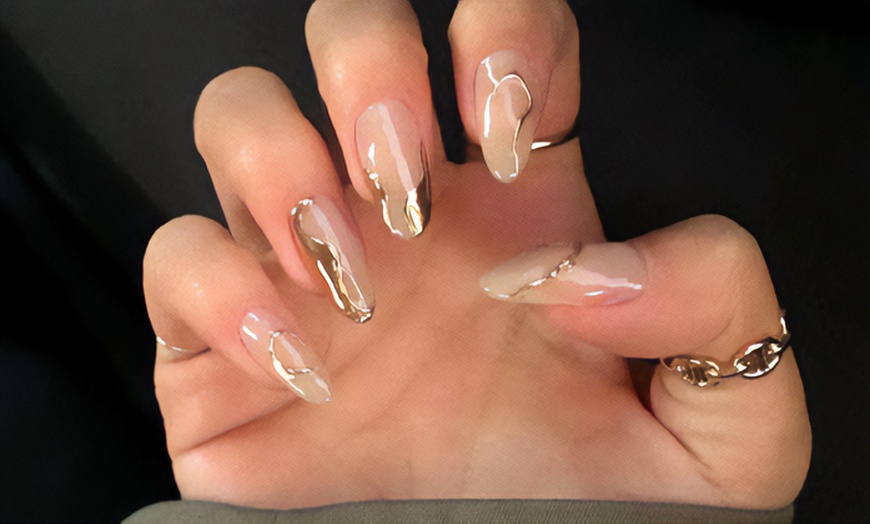 Image 1: Manicura, pedicura o manipedicura clásica o luxury con diseño de 1 uña