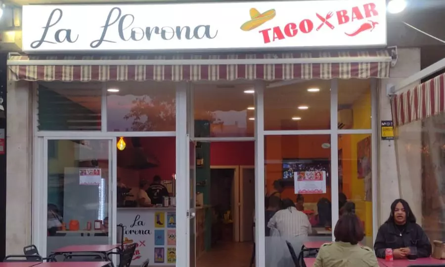 Menú mexicano con entrantes, principales, postre y bebidas