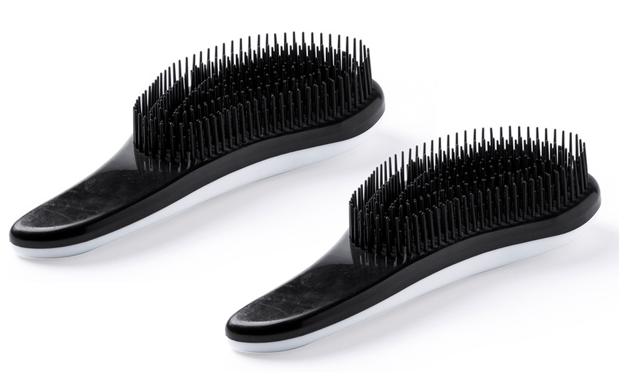 Image 2: Tangle-Free Hairbrush