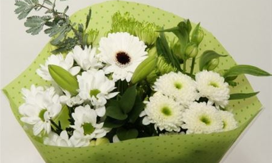 Image 5: Get a Choice of Letterbox Flowers for Christmas from Box and Blume