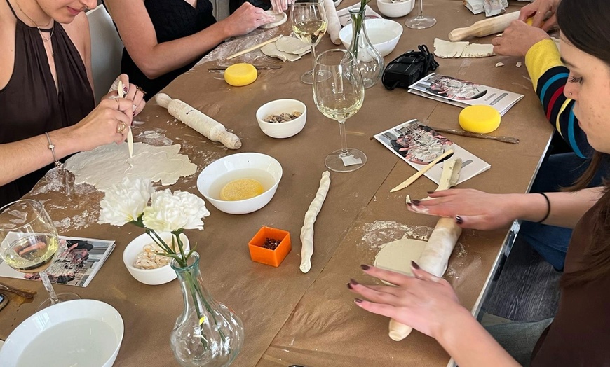 Image 3: Taller de modelado en arcilla, velas o pintura en cerámica o tote bag