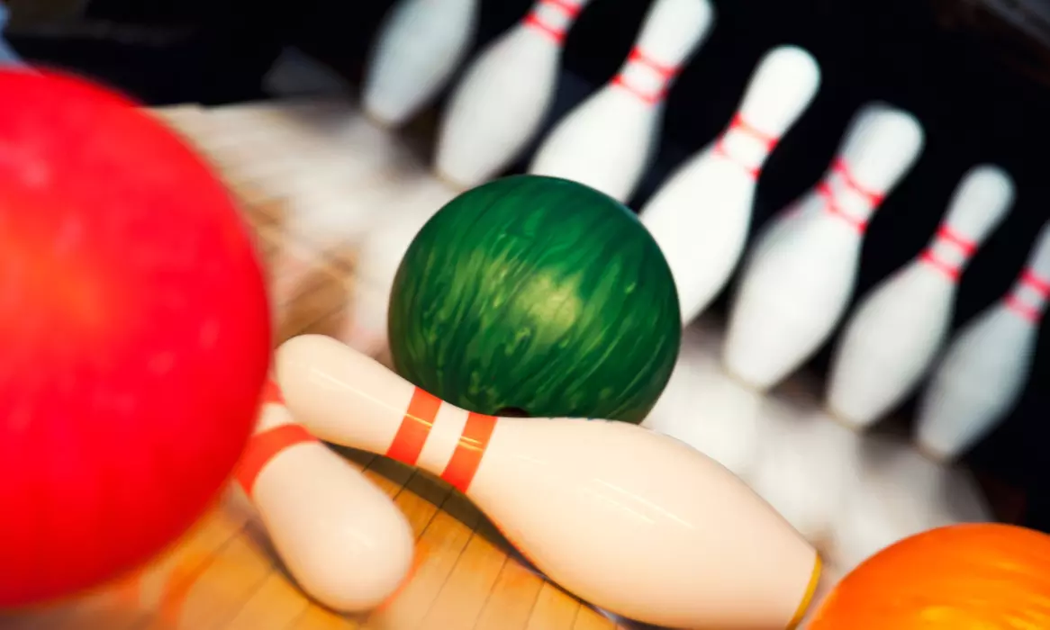 Ekscytujący bowling: godzinne wynajęcie toru dla maks. 6 osób