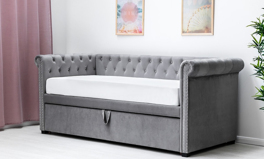 Image 2: Chesterfield Velvet Day Bed