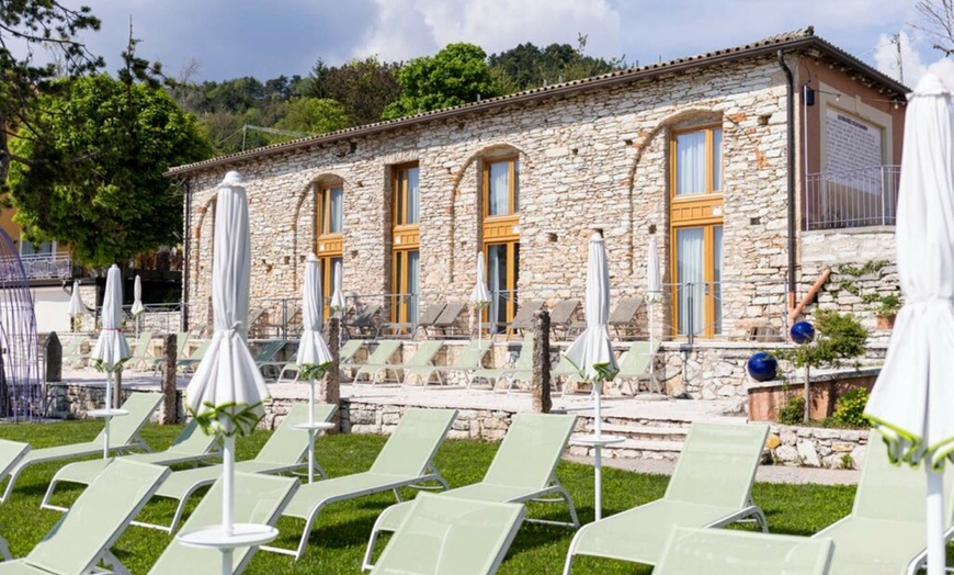 Image 21: Lago di Garda, Spiazzi: camera con colazione o mezza pensione per 2