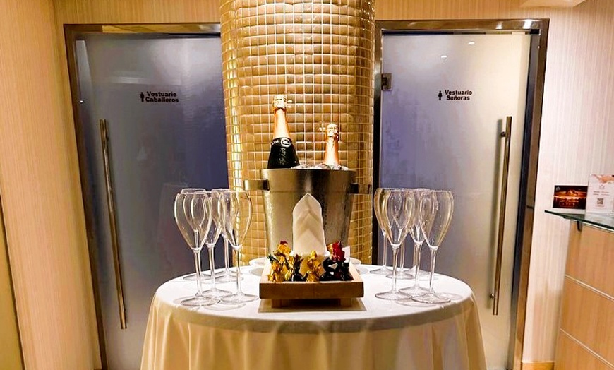 Image 2: Spa nocturno privado para parejas en hotel de 5 * con copa de cava