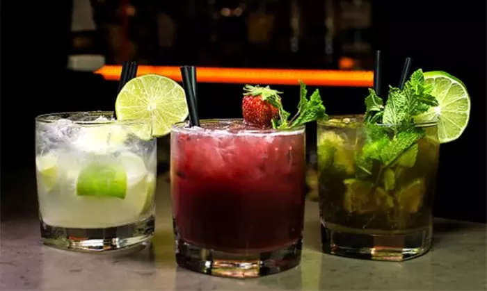 Copas o cócteles y cachimba para compartir en Click Music New Bar