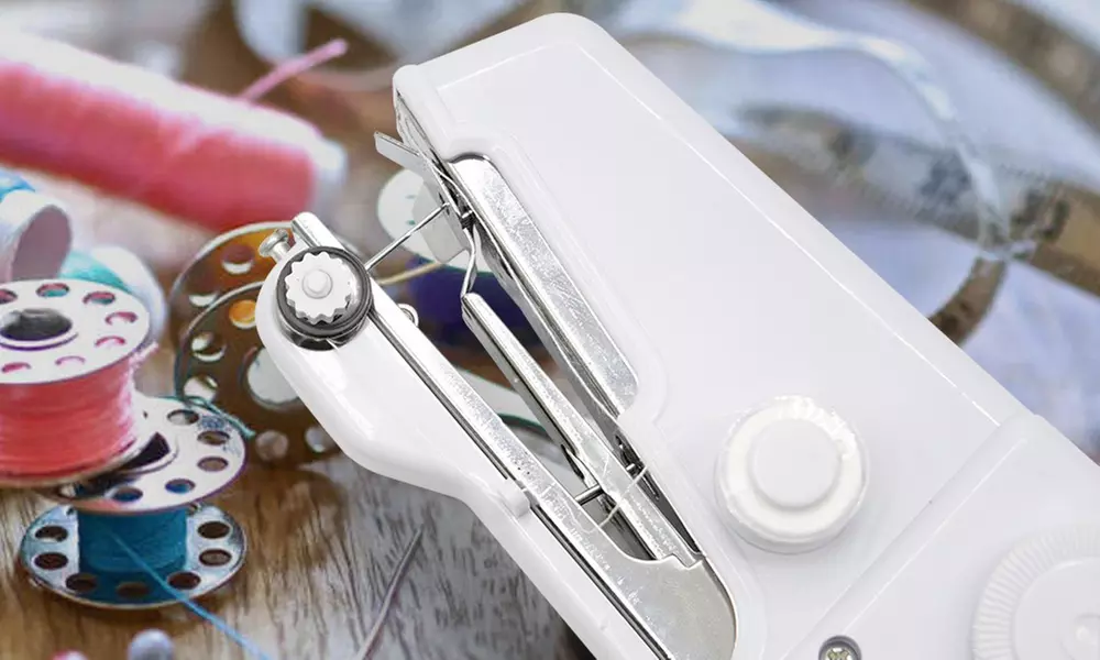 Mini-macchina portatile per cucire, con ago di riserva - Primary Image