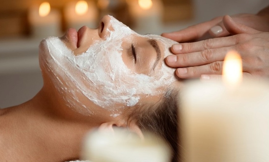 Image 2: Tratamiento facial antiedad o purificante en Beauty Clinic