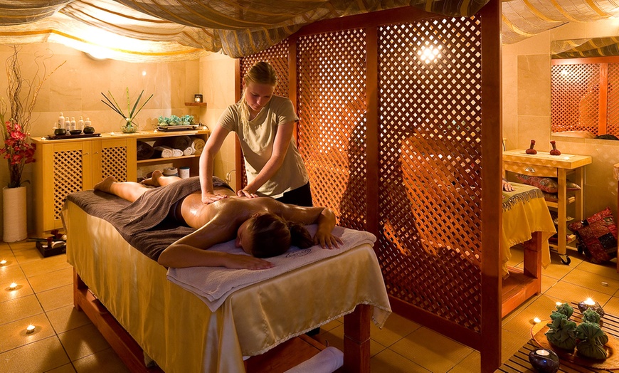 Image 4: Spa romántico de 2 horas, para dos con masaje, fruta, cava y chocolate