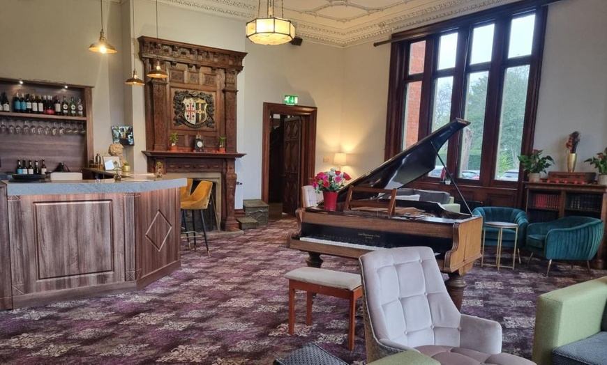 Image 6: Warwickshire: Mansion House Room with Breakfast