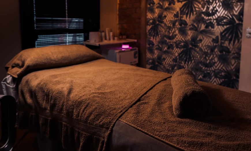 Image 2: 30 minute Back Neck and Shoulder WEEKDAY massage