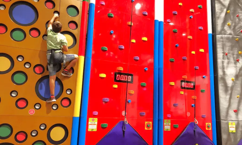 Acceso de 1 h a camas elásticas o escalada lúdica en C.C. Thader