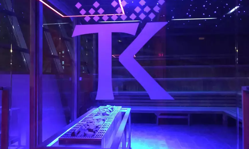 Wejście do Term Krakowskie Błonia z napojem