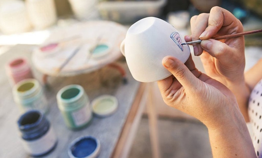 Image 8: Taller de pintura en cerámica más copa de vino para 1, 2 o 4 personas