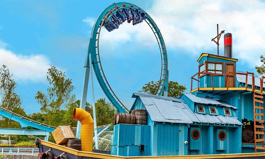 Image 3: Drayton Manor Resort: Day ticket with Burger Meal & Chips 