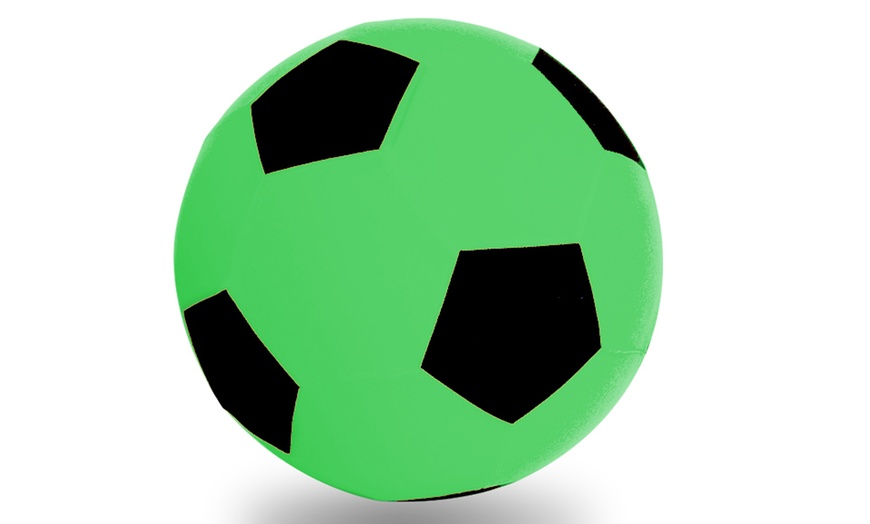 Image 6: Kids' Giant Mega Ball