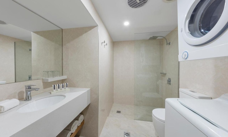 Image 5: Melbourne, Forest Hill: Queen Room with Breakfast at Canterbury Hotel