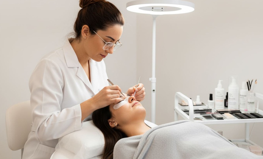 Image 1: Cuidado para pestañas y/o cejas: lifting, tinte, visagismo y laminado