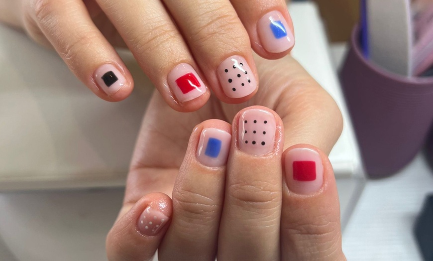 Image 12: Uñas listas: sesión de manicura o pedicura con esmalte semipermanente