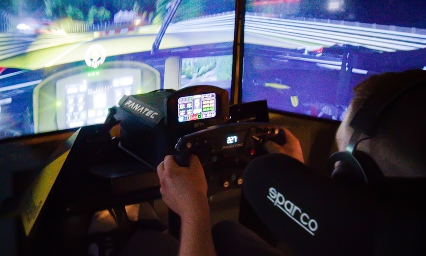 Image 3: Rennspaß zu Weihnachten: 30 oder 60 Min. Full-Motion Simulatorfahrt 