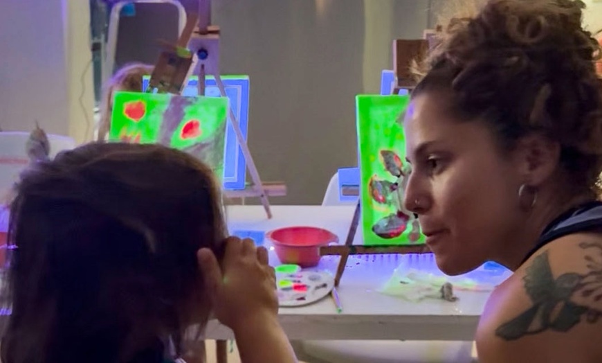 Image 5: Taller familiar con pinturas fluorescentes para 1 o 2 niños/adultos 