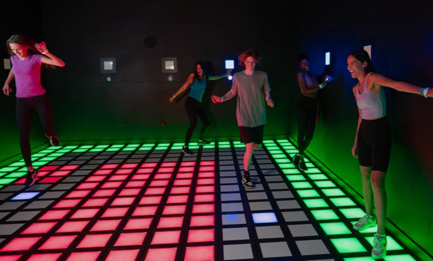 Image 1: Gaming Paket: Lasertag, Lightjumper + Pizza & Getränk für 1-8 Personen