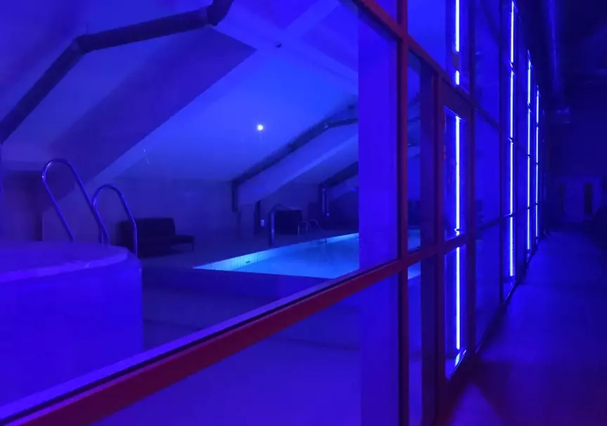 Wejście do Term Krakowskie Błonia z napojem