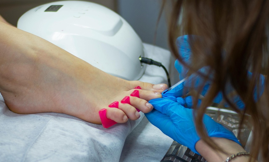 Image 9: Sesión de manicura o pedicura con esmaltado normal o semipermanente