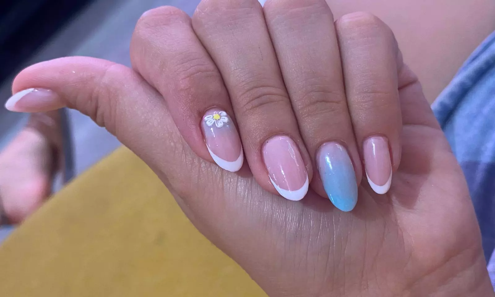 Manicura o pedicura clásica con esmaltado normal o semipermanente