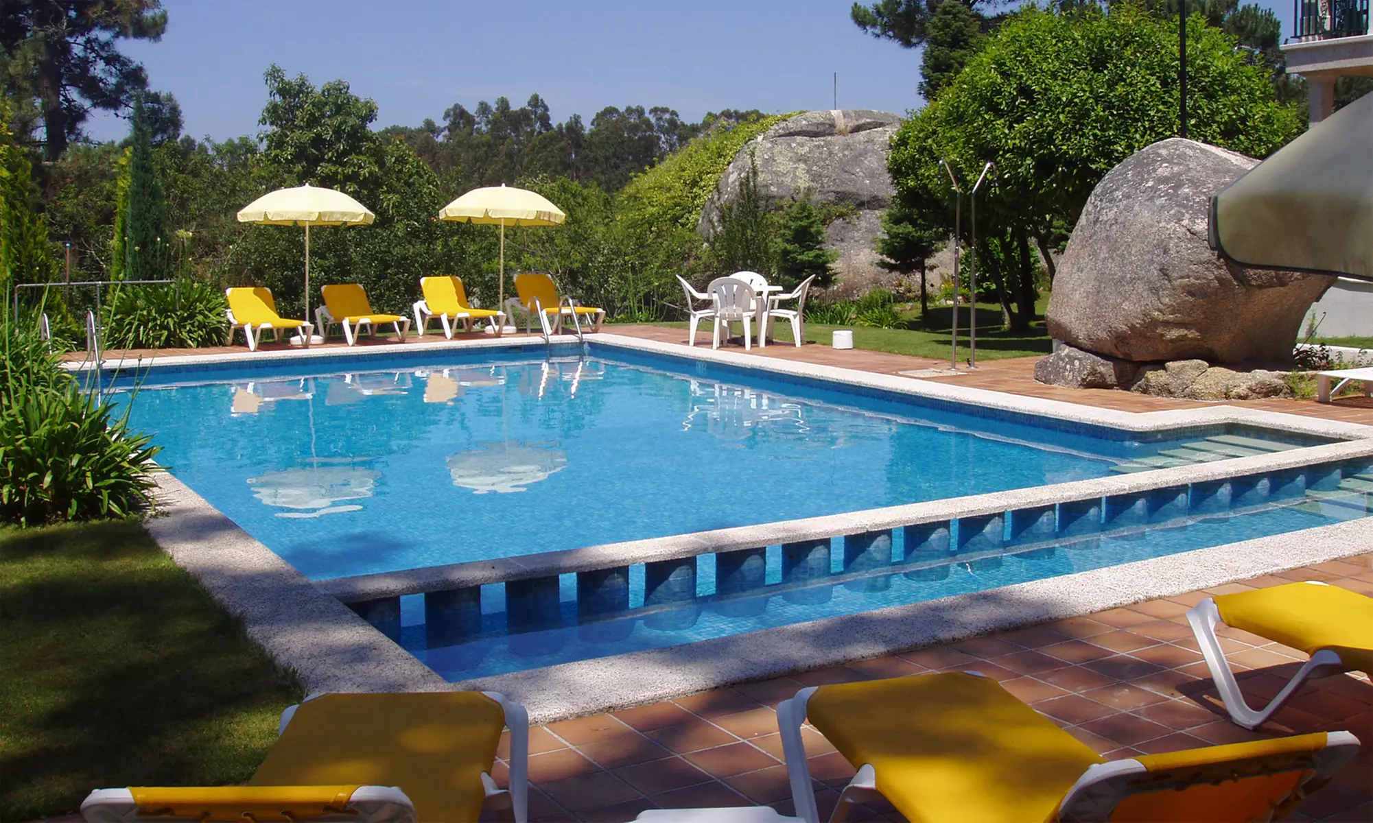 Pontevedra: 1, 2 o 3 noches con desayuno, pack romántico y masaje para 2 personas en Hotel & Apartamentos Cons da Garda - Primary Image