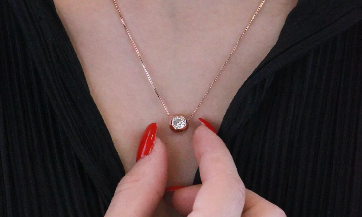 Collane, orecchini e bracciali con cristalli