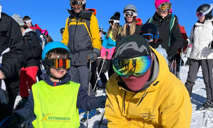 Image 4: Deslízate como un pro: clases de esquí o snow con material incluido