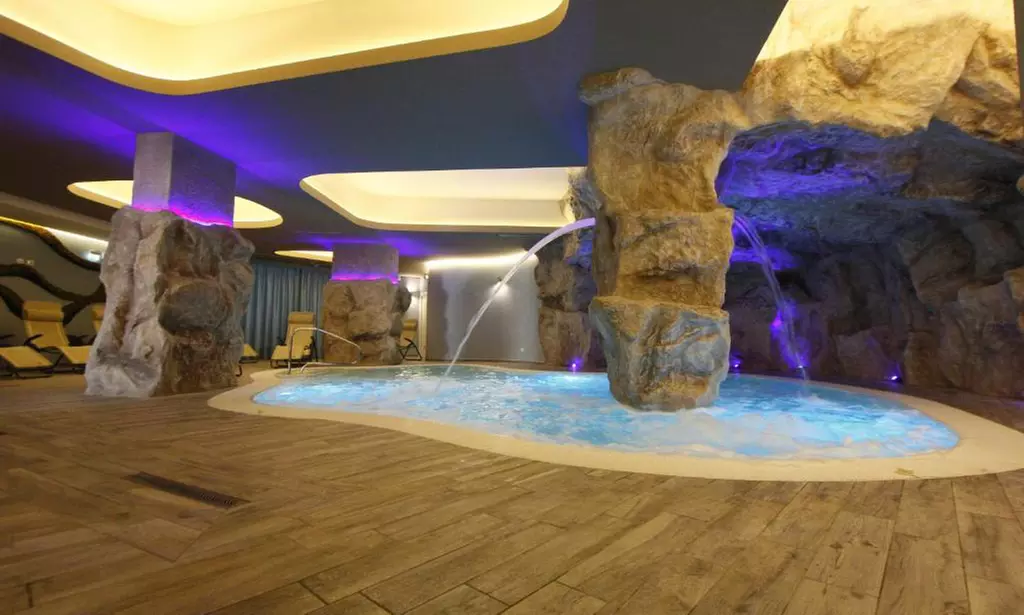 Napoli 5*: camera doppia con mezza pensione e Spa per 2 persone