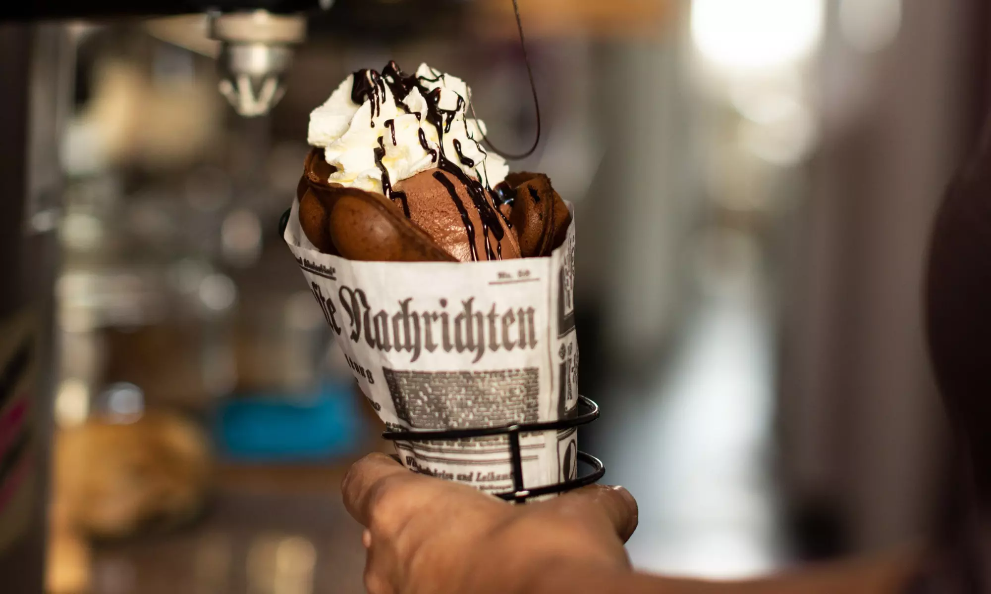 Signature Bubblewaffle inkl. 2 Eiskugeln & Heißgetränk für 1-4 Pers.