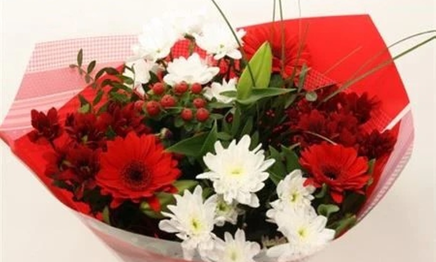 Image 1: Get a Choice of Letterbox Flowers for Christmas from Box and Blume