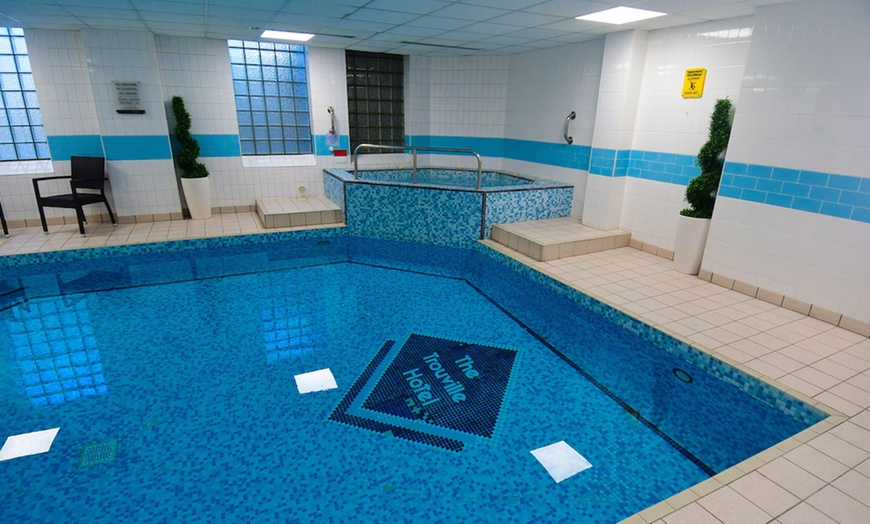 Image 4: Bournemouth: Stay with Breakfast, Tea, Coffee, Cake & Bottle Prosecco	