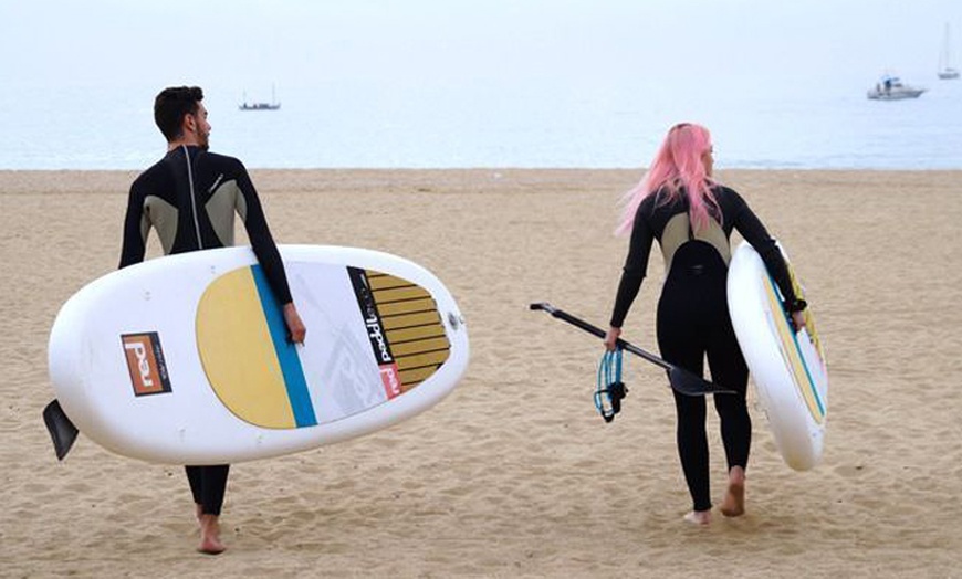 Image 1: Sesión de bautismo de paddle surf con Maresme Waves