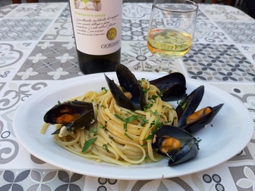 Menu napoletano di carne o pesce con vino per 2 o 4 persone a La Cantina del Borgo (sconto fino a 55%)