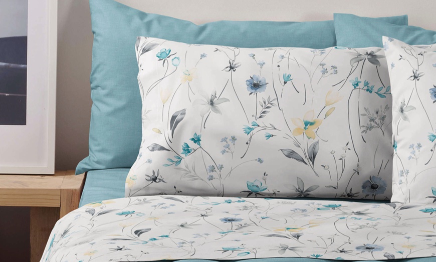 Image 11: Juego de sábanas para cama doble 100 % algodón con flores de Bassetti